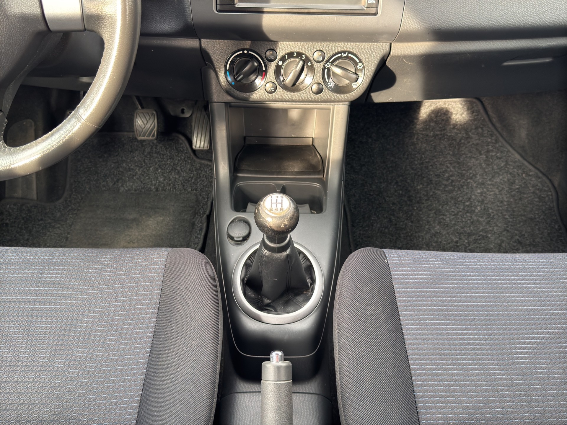 SUZUKI Swift 1.3i 16V GL Top 4x4-image-13