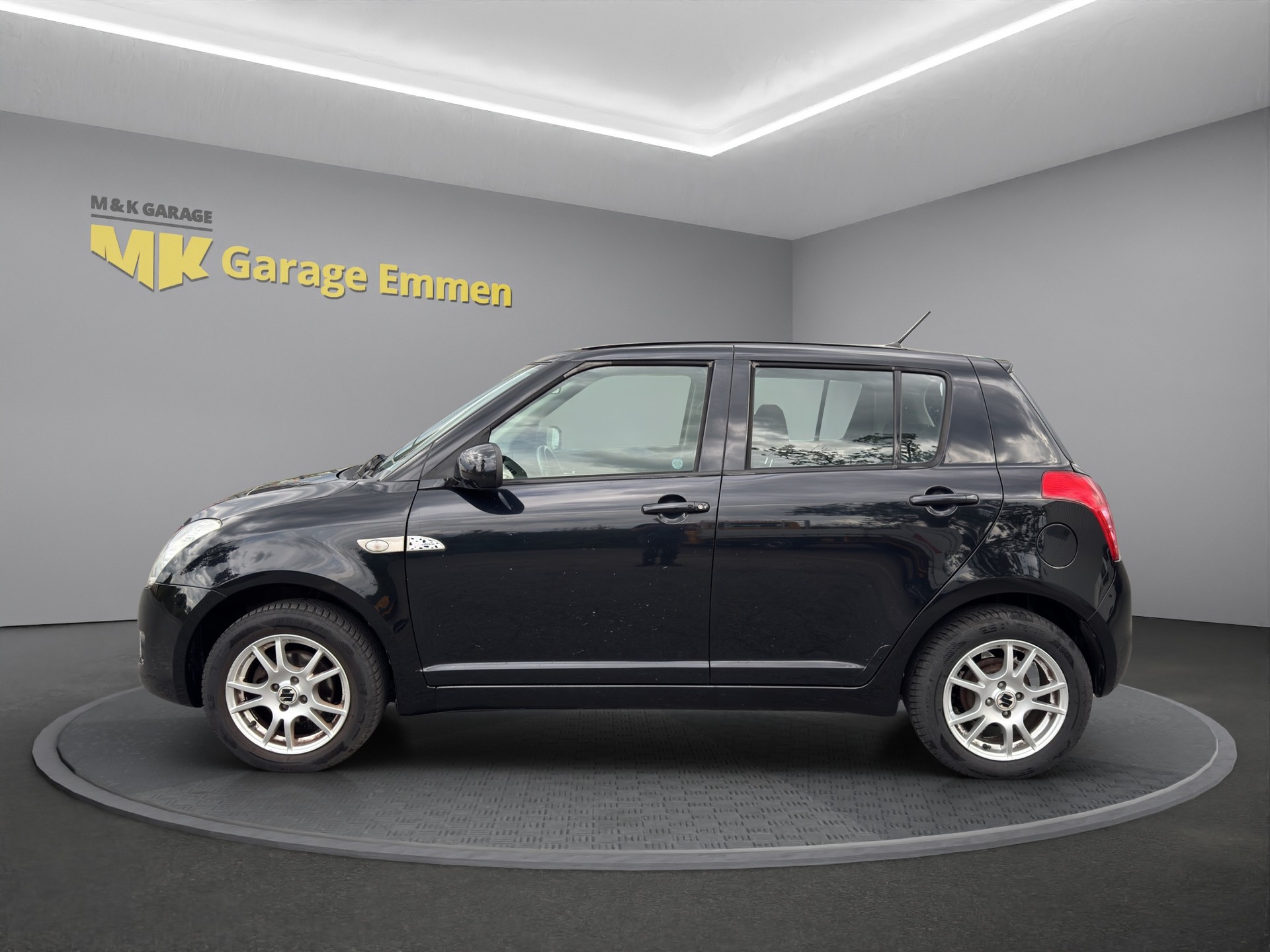 SUZUKI Swift 1.3i 16V GL Top 4x4-image-1