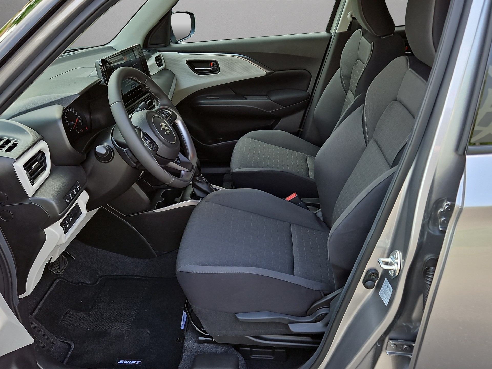 SUZUKI Swift 1.2 Sakura Top Hybrid CVT-image-4