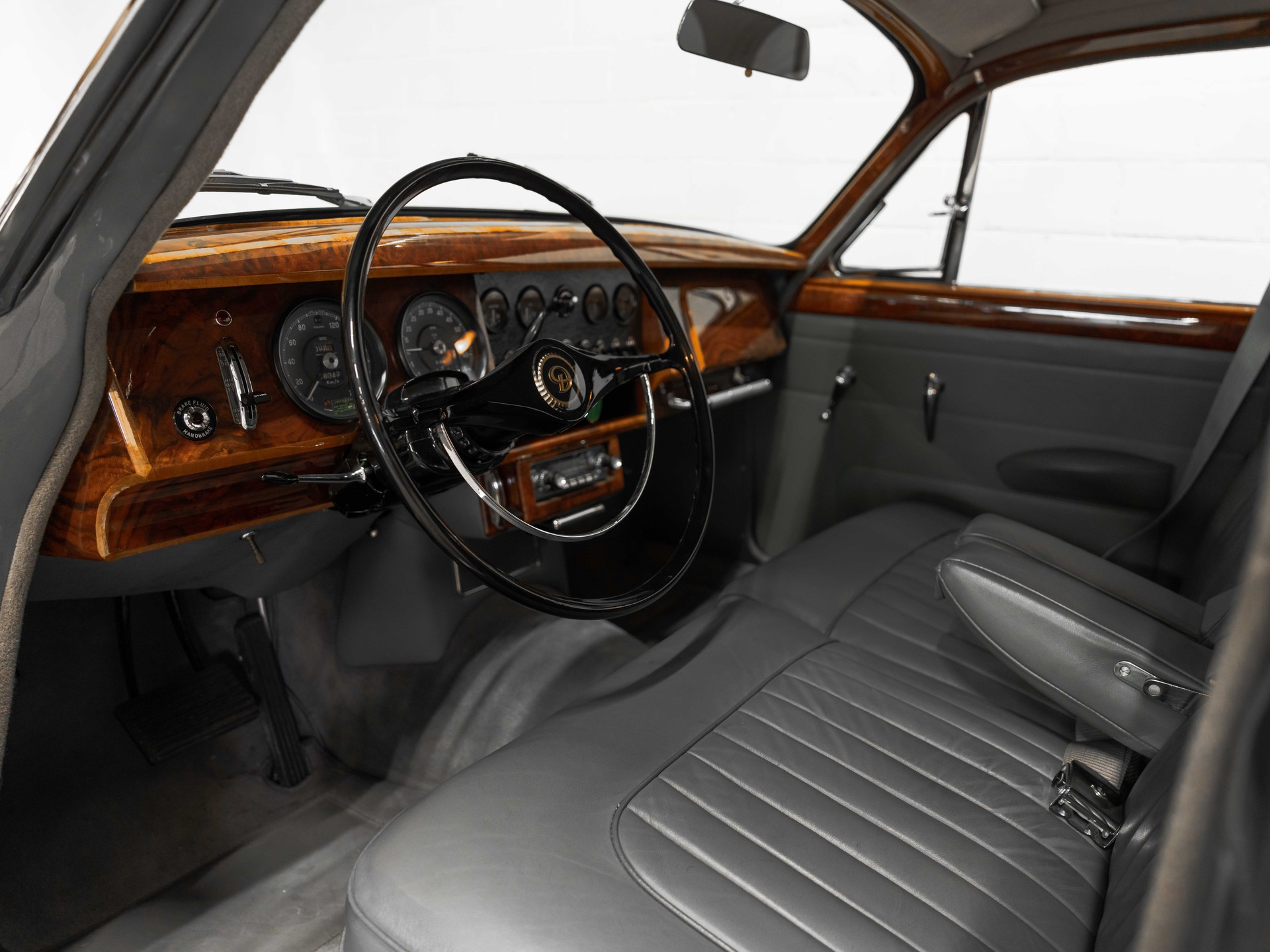 DAIMLER 2 1/2 Litre V8 Saloon-image-8