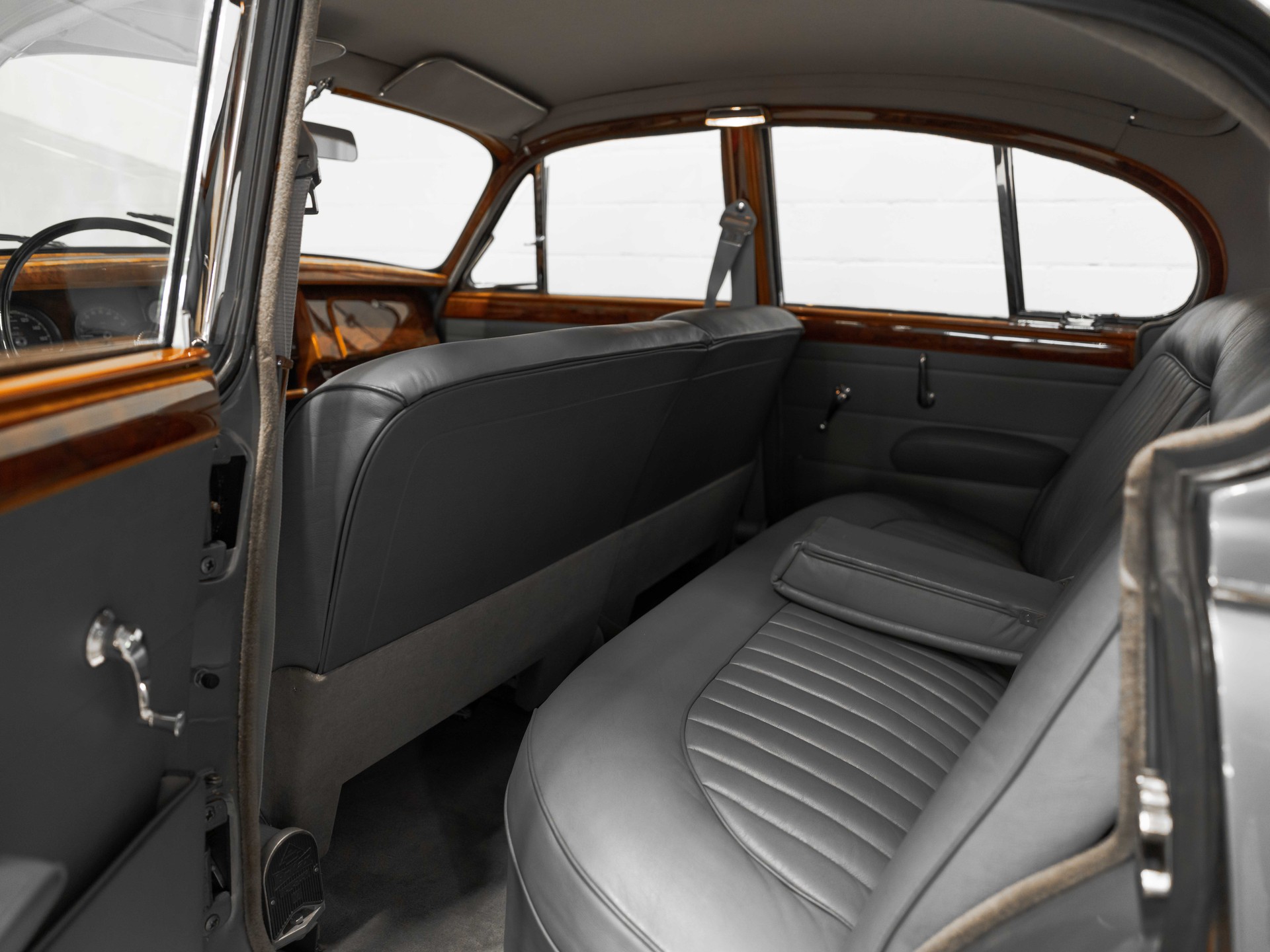 DAIMLER 2 1/2 Litre V8 Saloon-image-11