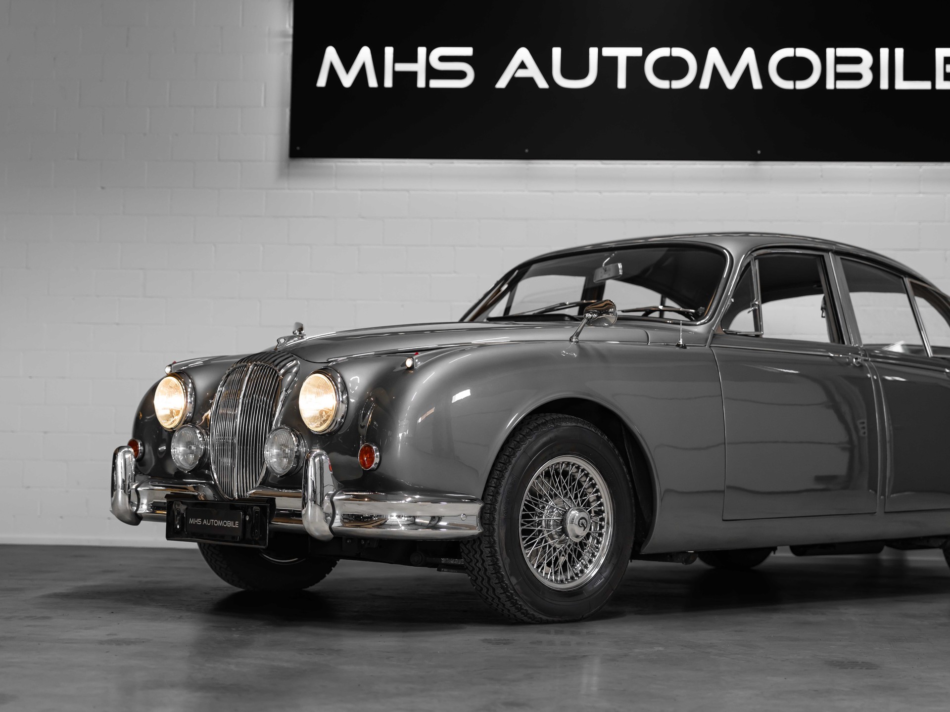 DAIMLER 2 1/2 Litre V8 Saloon-image-16