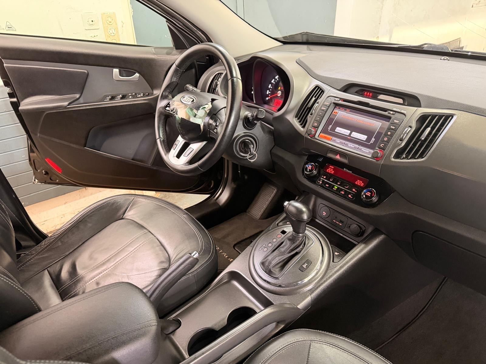 KIA Sportage 2.0 CRDi Style 4WD Automatic-image-12