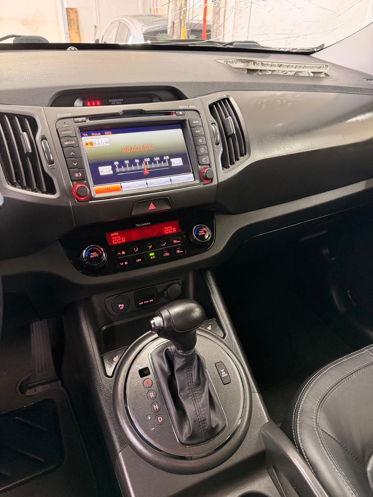 KIA Sportage 2.0 CRDi Style 4WD Automatic-image-13