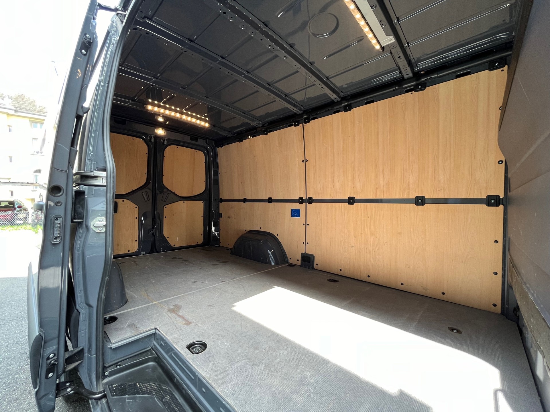MERCEDES-BENZ Sprinter 319 CDI Standard-image-13