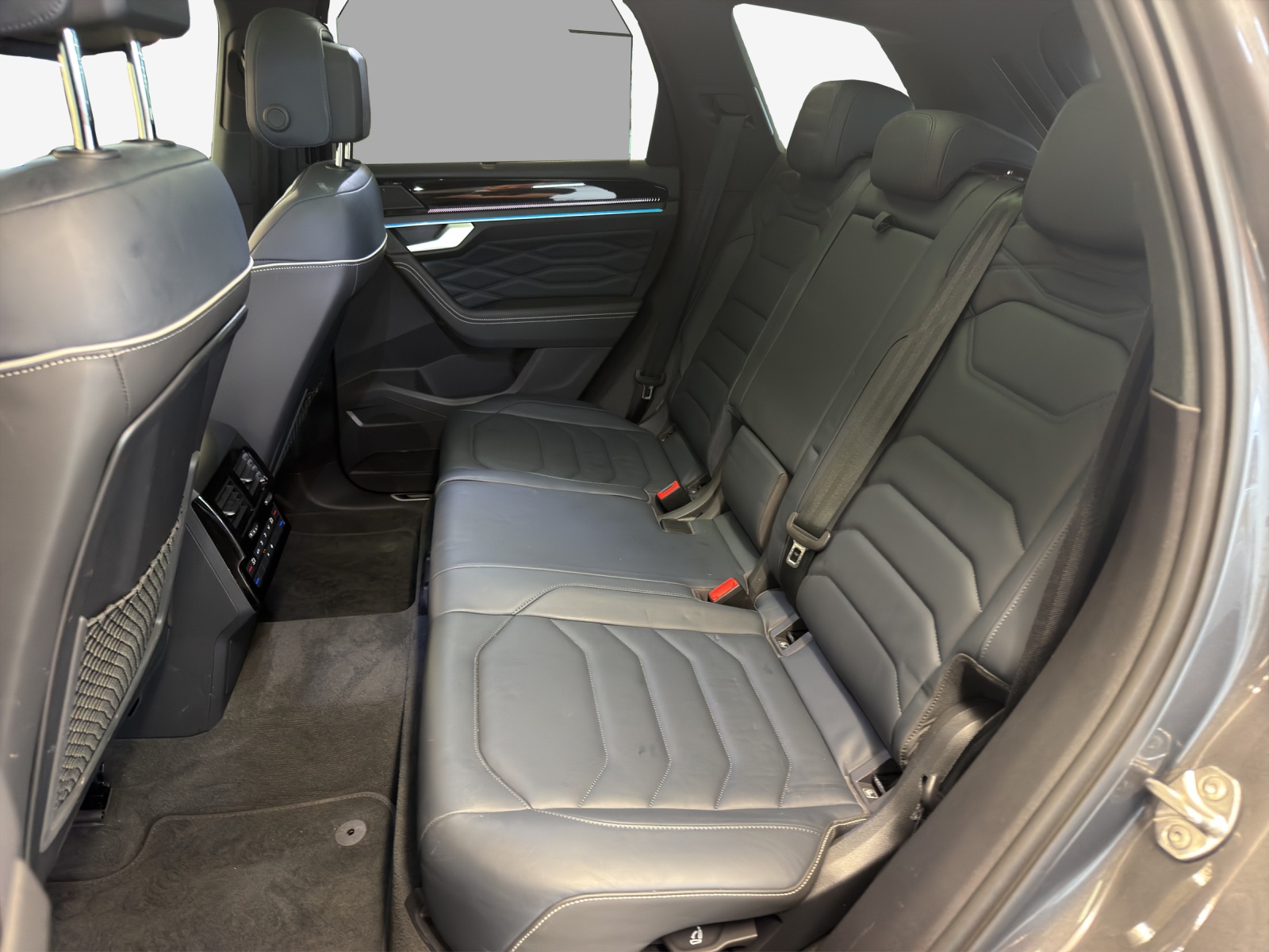 VW Touareg 3.0 TDI R-Line Tiptronic-image-11