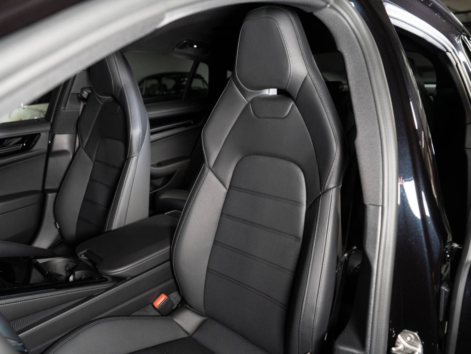 PORSCHE Panamera 4S E-Hybrid-image-4