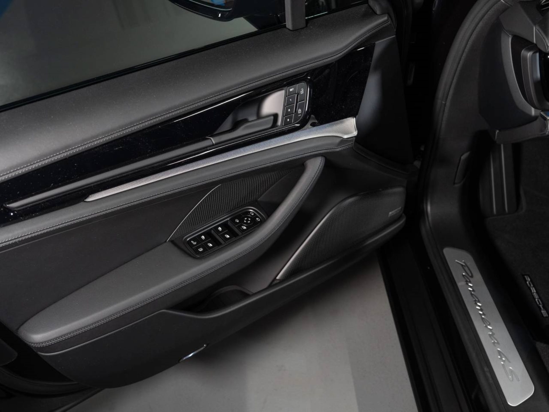 PORSCHE Panamera 4S E-Hybrid-image-14