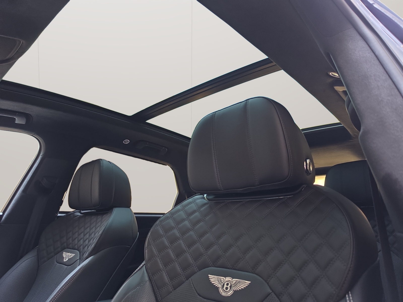 BENTLEY Bentayga Azure V8-image-13