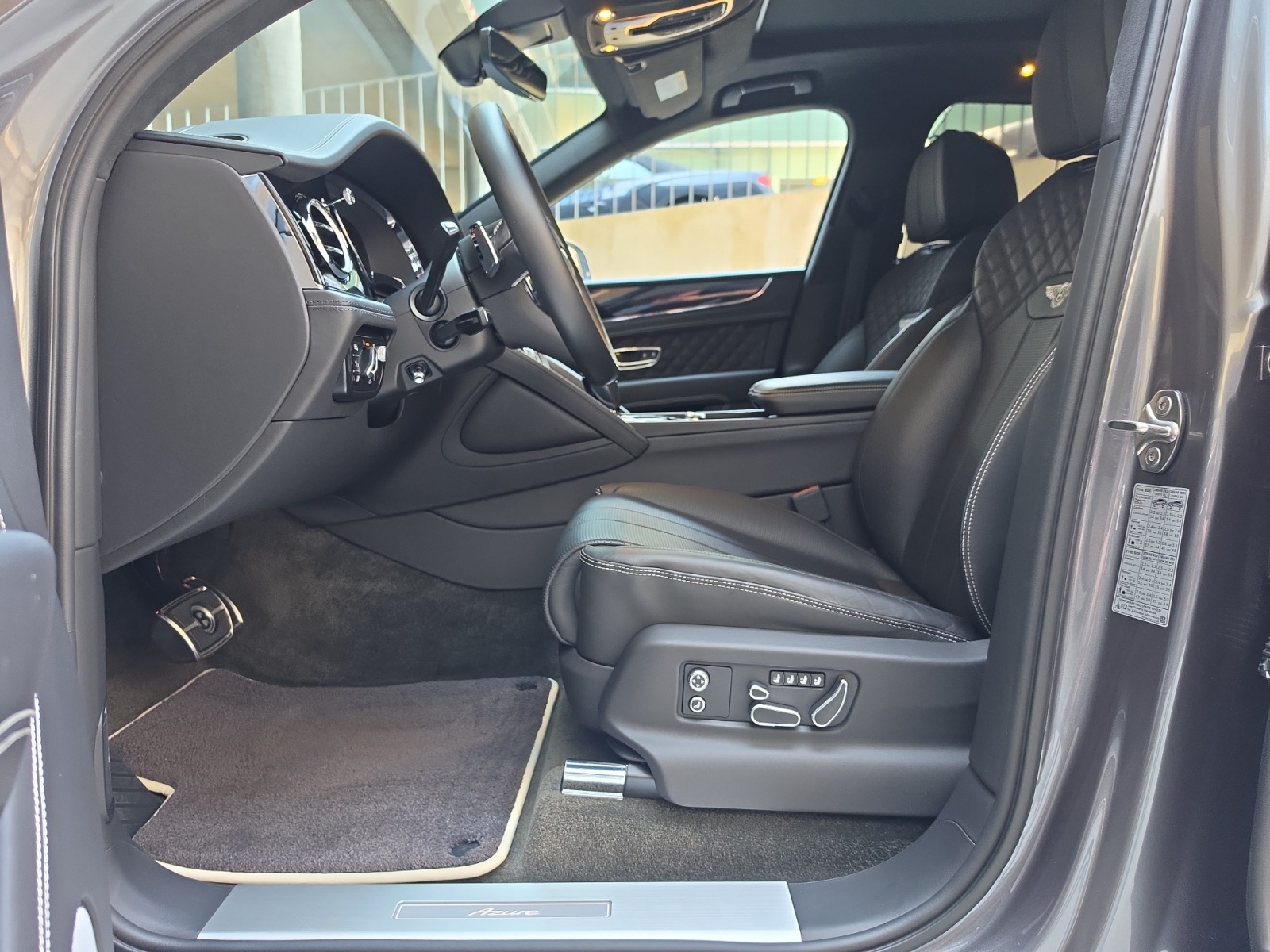 BENTLEY Bentayga Azure V8-image-10