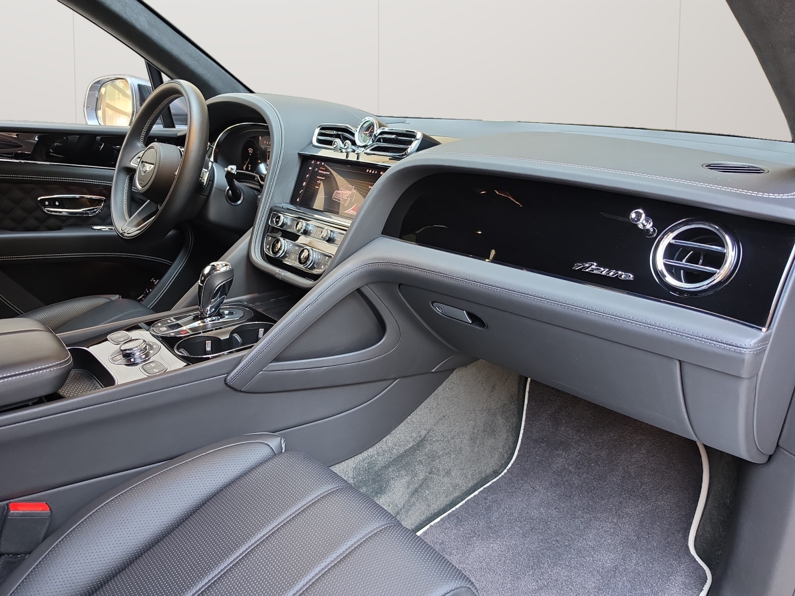 BENTLEY Bentayga Azure V8-image-11