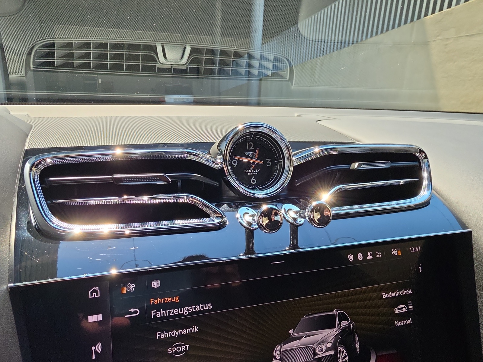 BENTLEY Bentayga Azure V8-image-19