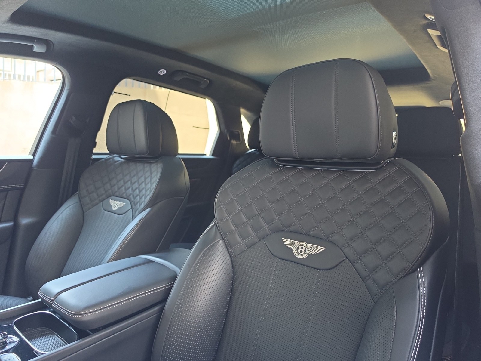 BENTLEY Bentayga Azure V8-image-12