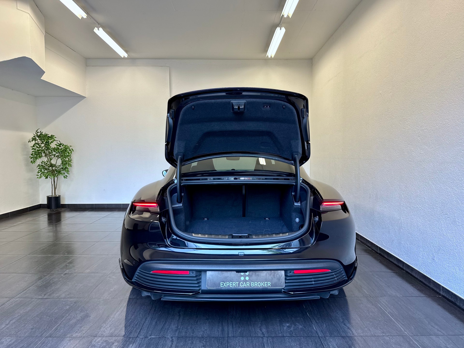 PORSCHE Taycan 4S "ALL BLACK"-image-12
