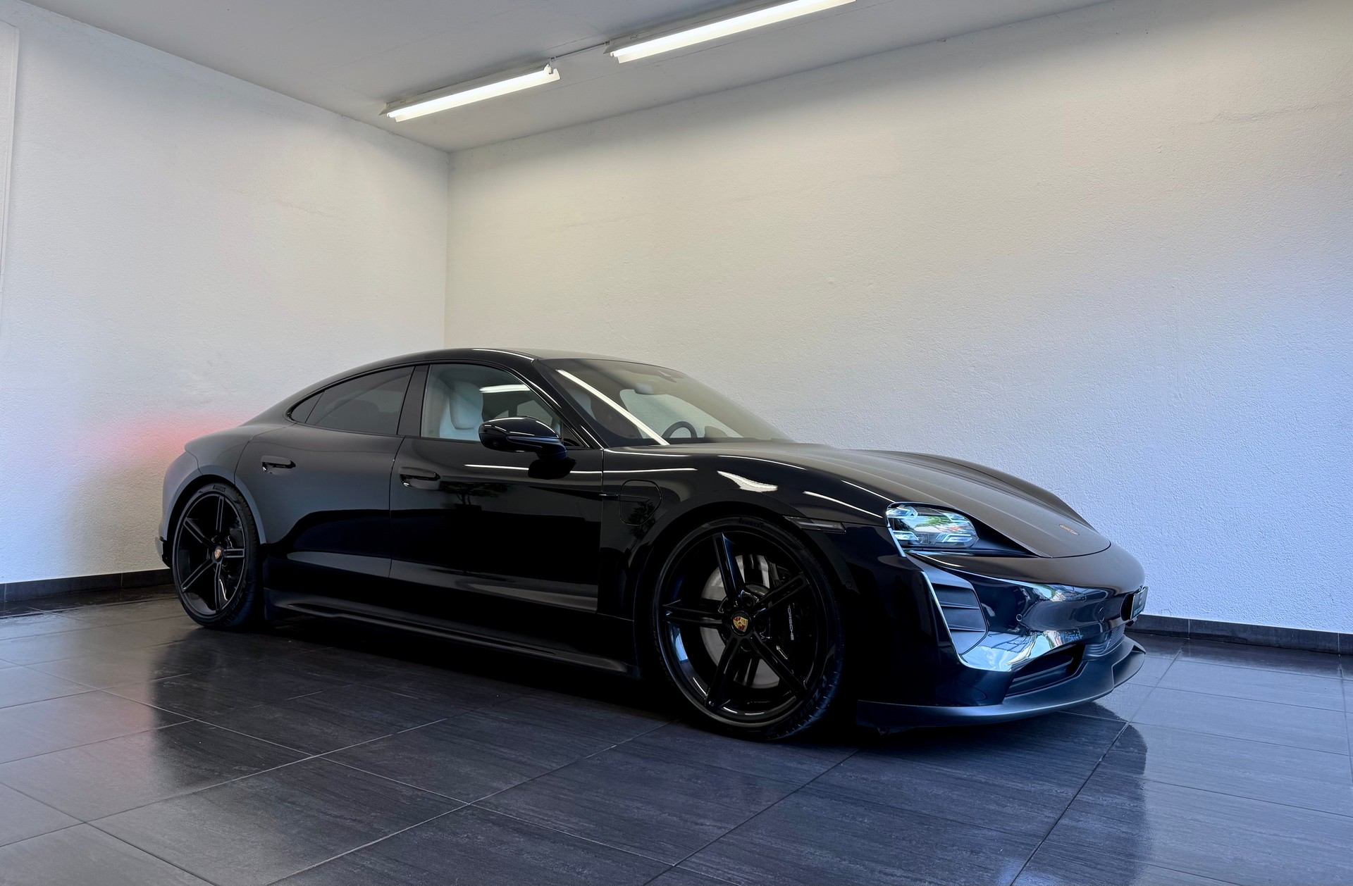 PORSCHE Taycan 4S "ALL BLACK"