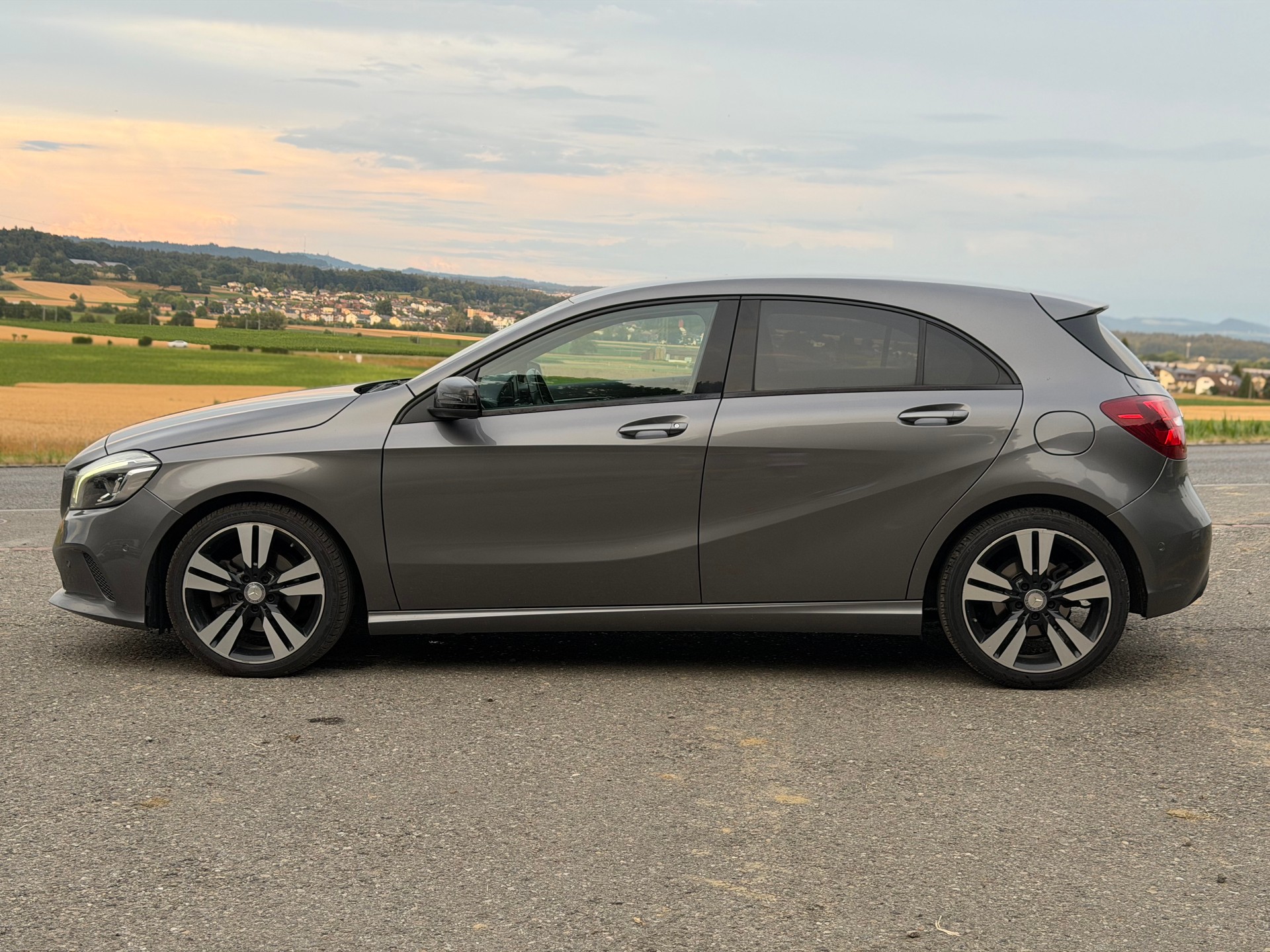 MERCEDES-BENZ A 180 Night Star 7G-DCT-image-1