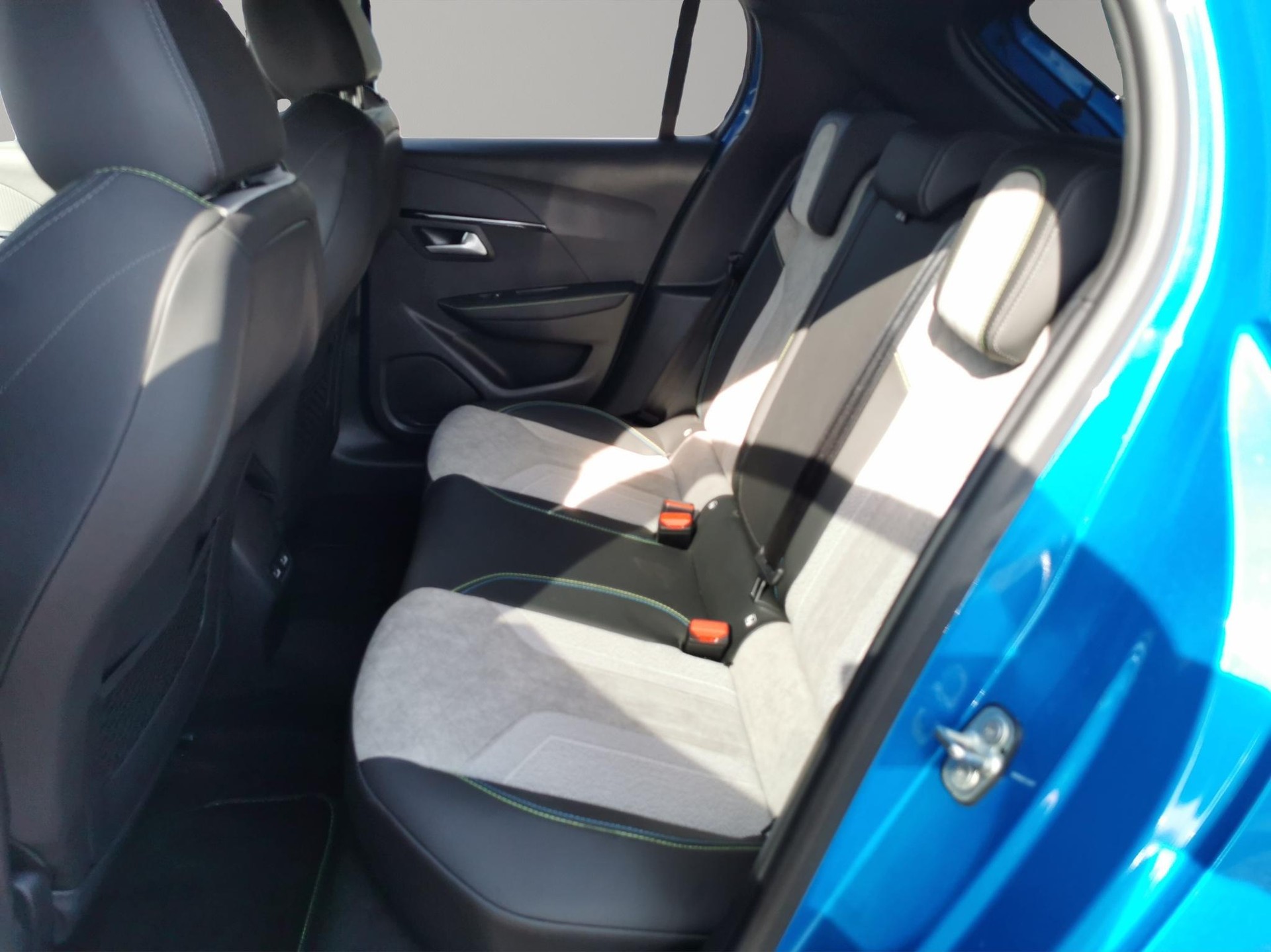 PEUGEOT 208 1.2 PureTech 130 GT Pack-image-6