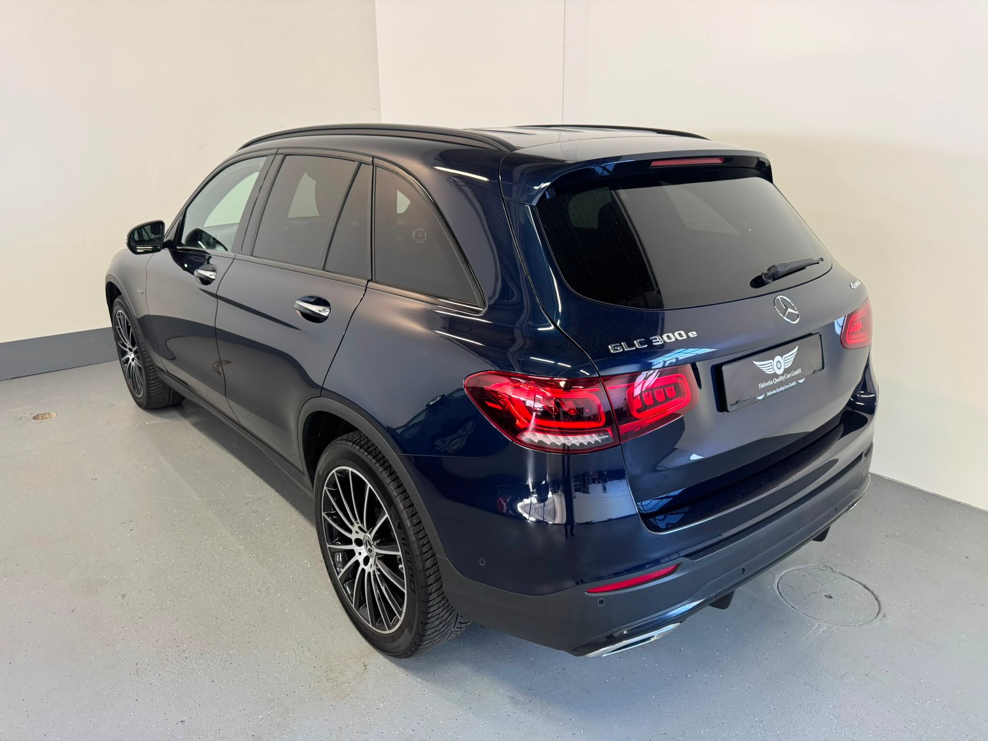 MERCEDES-BENZ GLC 300 e AMG Line 4Matic 9G-Tronic-image-8