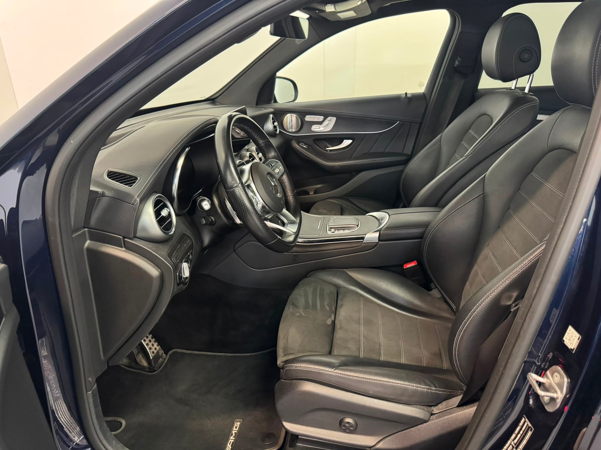 MERCEDES-BENZ GLC 300 e AMG Line 4Matic 9G-Tronic-image-14