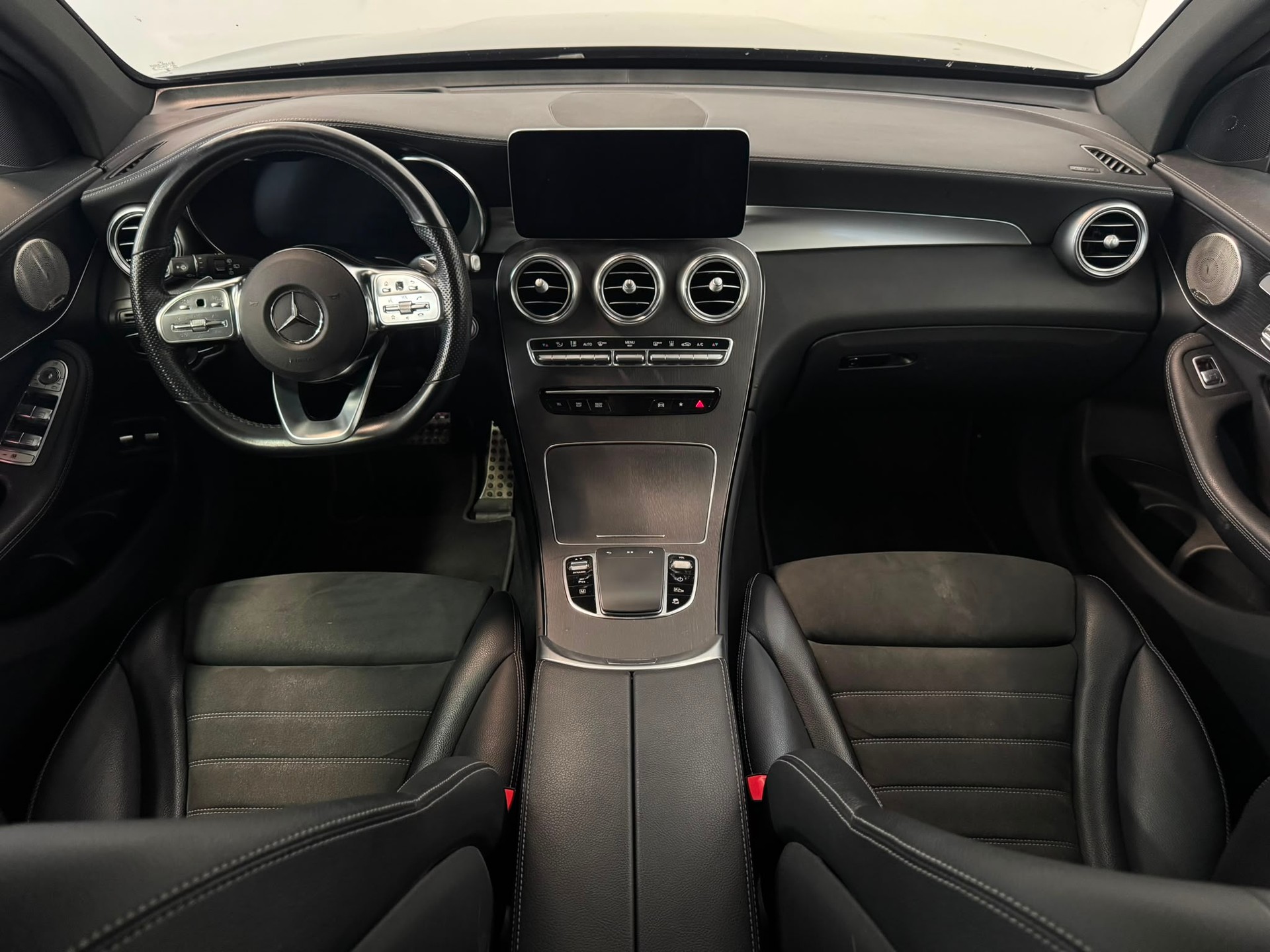 MERCEDES-BENZ GLC 300 e AMG Line 4Matic 9G-Tronic-image-12
