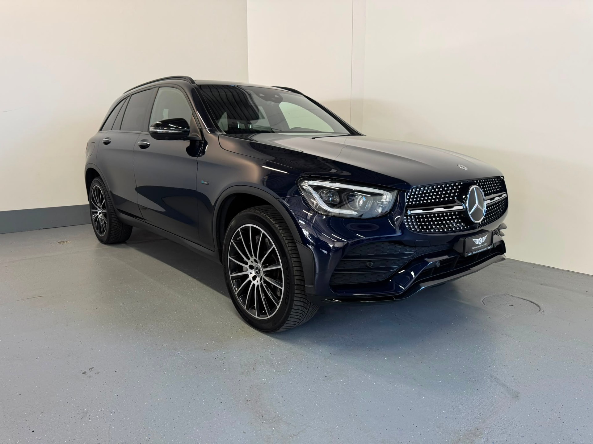 MERCEDES-BENZ GLC 300 e AMG Line 4Matic 9G-Tronic-image-2