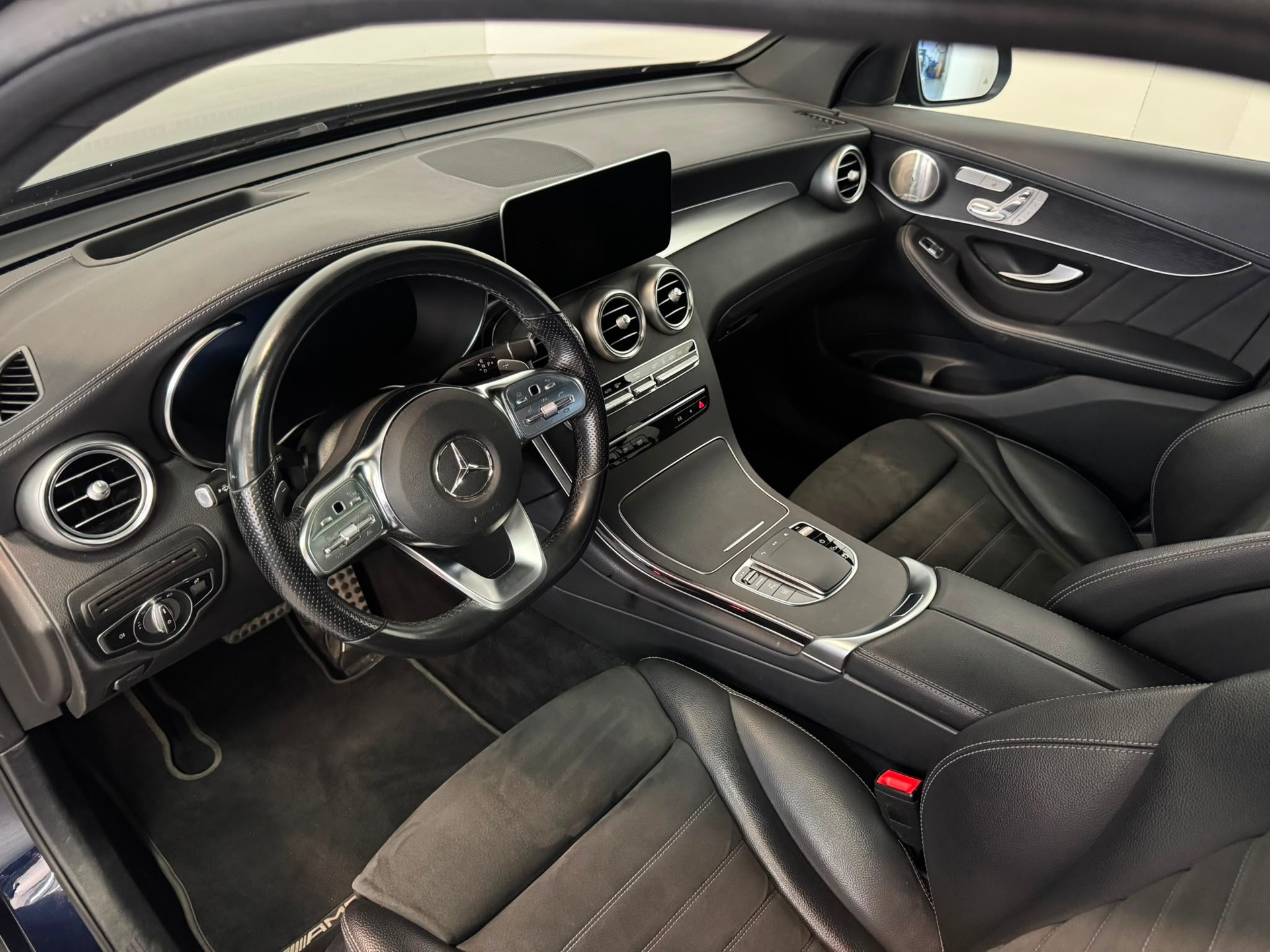 MERCEDES-BENZ GLC 300 e AMG Line 4Matic 9G-Tronic-image-13
