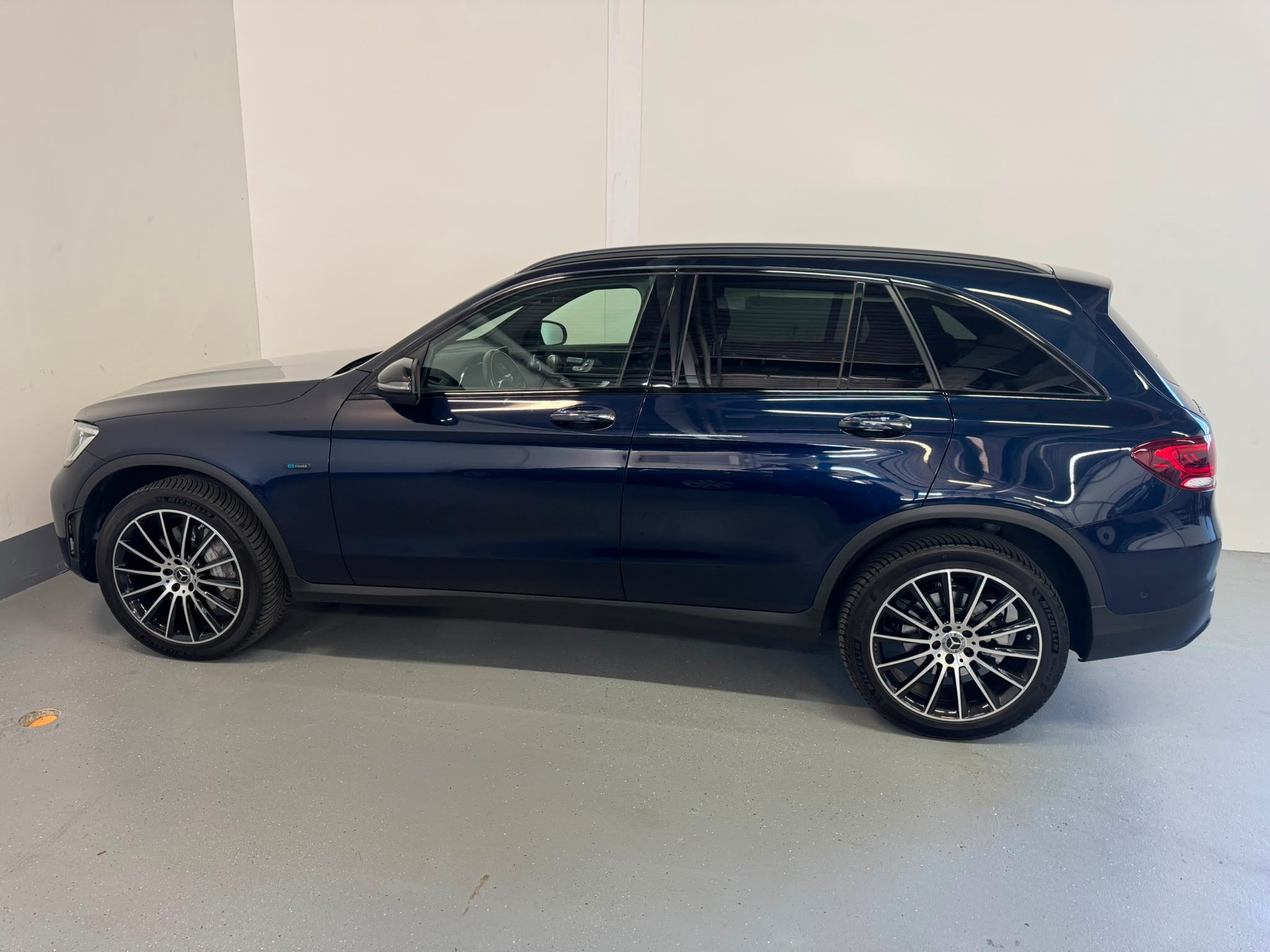 MERCEDES-BENZ GLC 300 e AMG Line 4Matic 9G-Tronic-image-6
