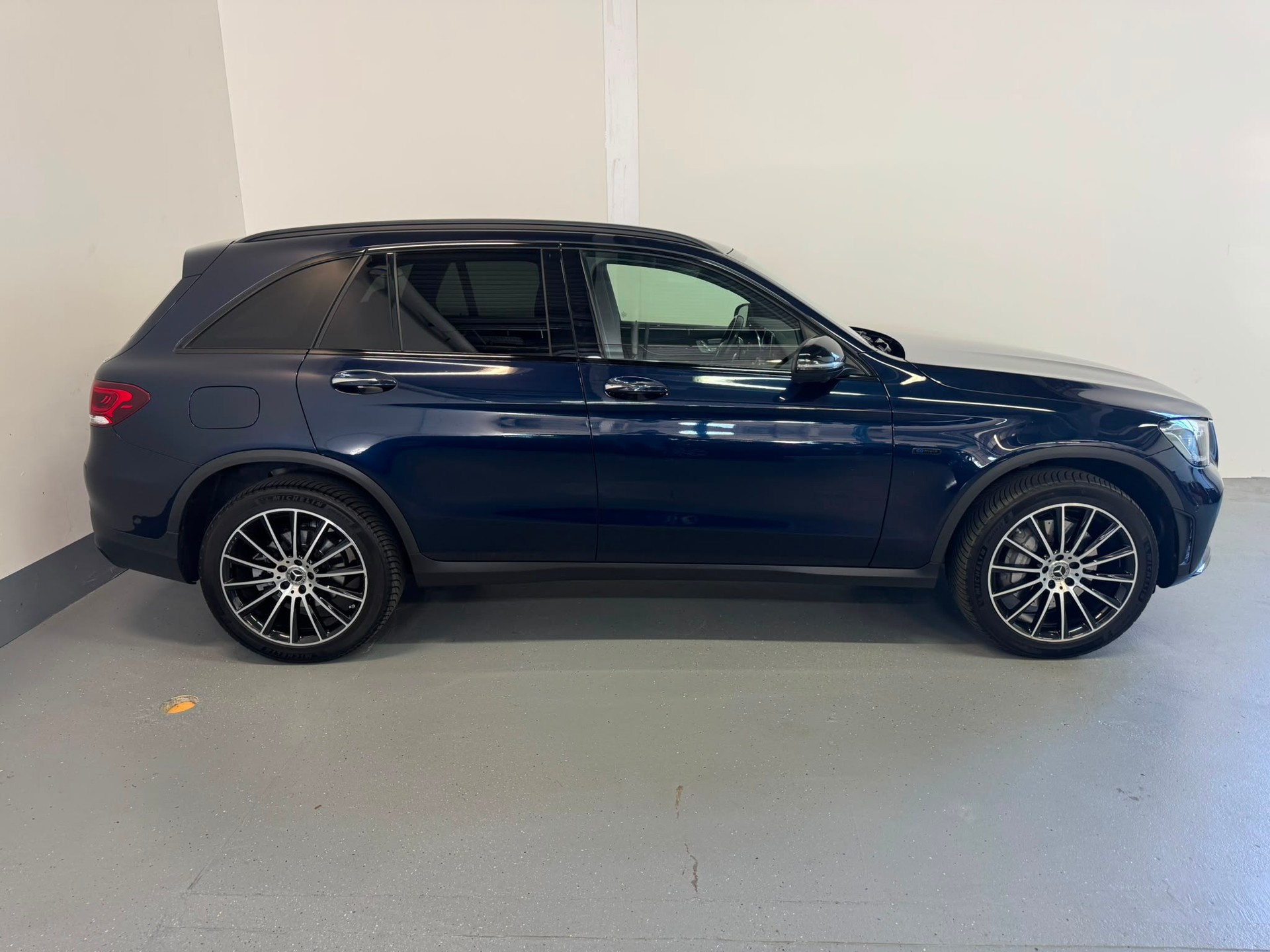 MERCEDES-BENZ GLC 300 e AMG Line 4Matic 9G-Tronic-image-5