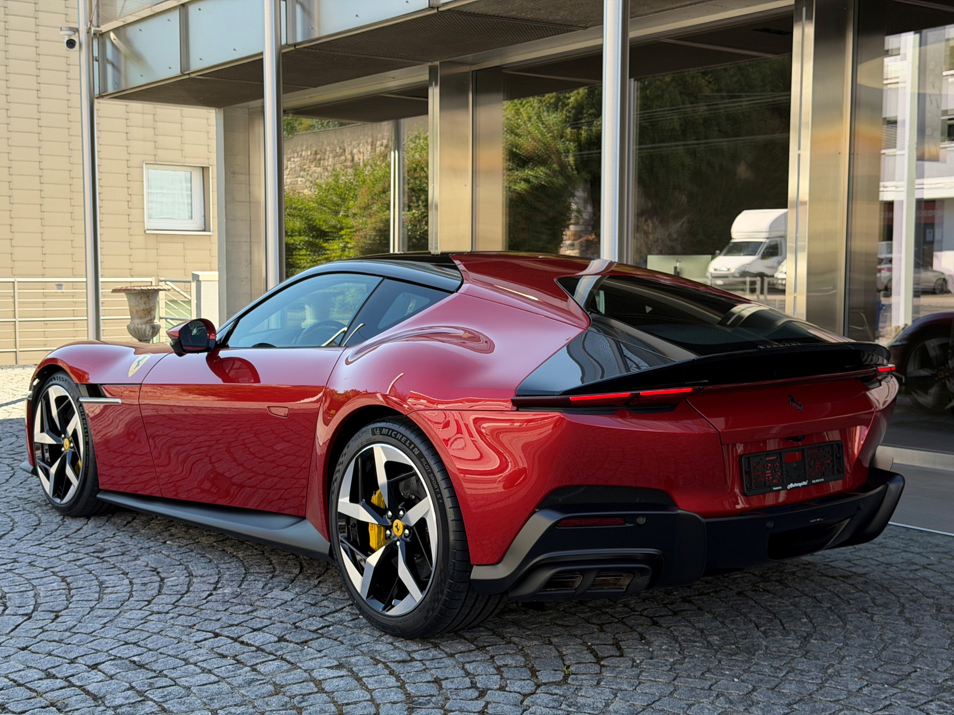 FERRARI 12 Cilindri-image-3