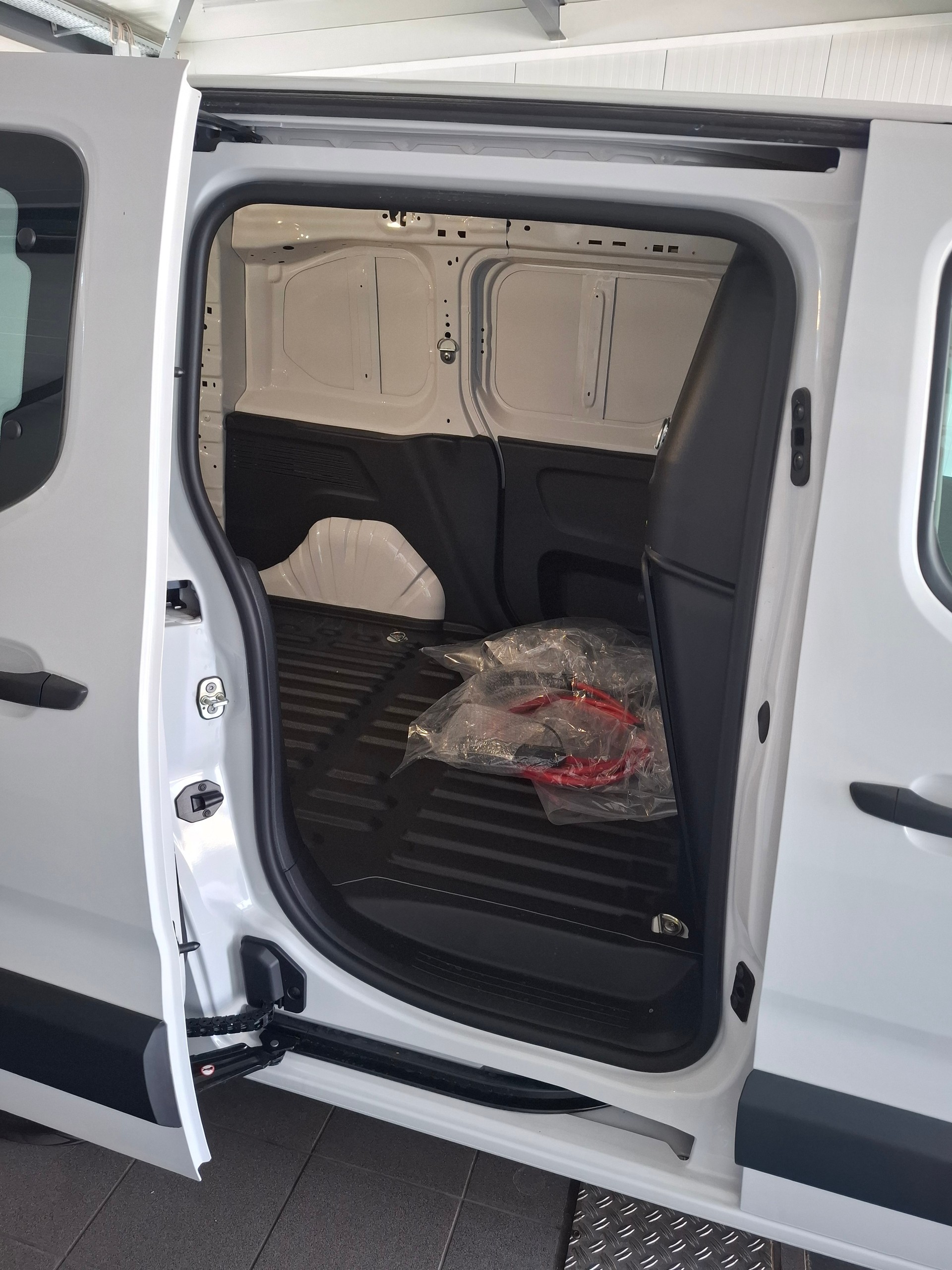 CITROEN e-Berlingo Van Swiss Edition-image-4