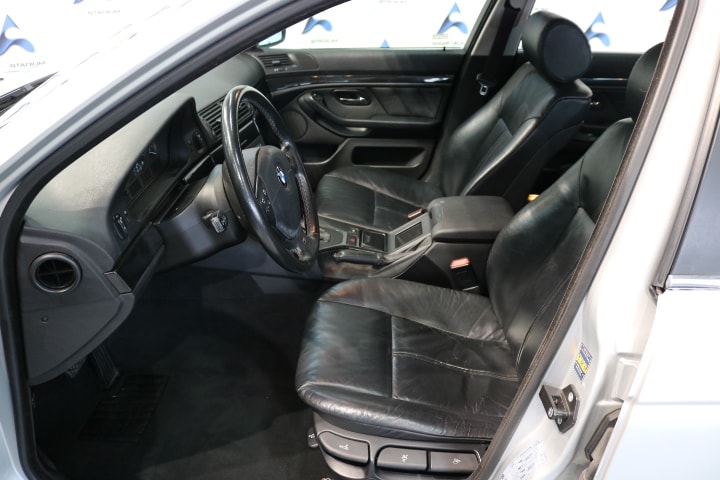 BMW 523i-image-3