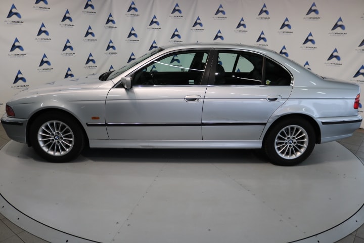 BMW 523i-image-8