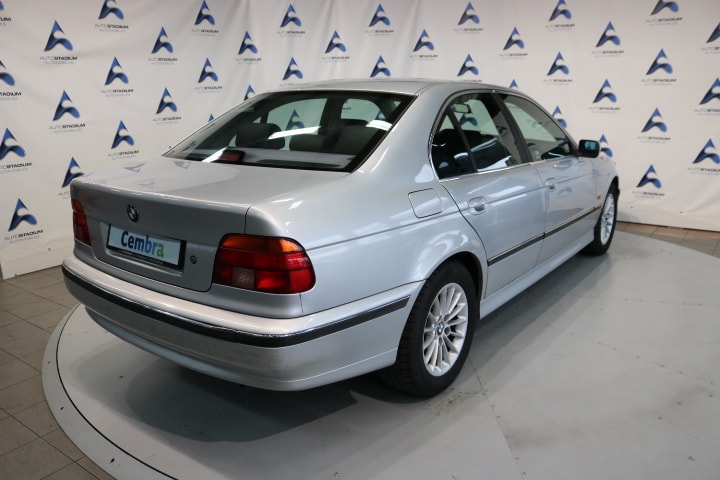 BMW 523i-image-12