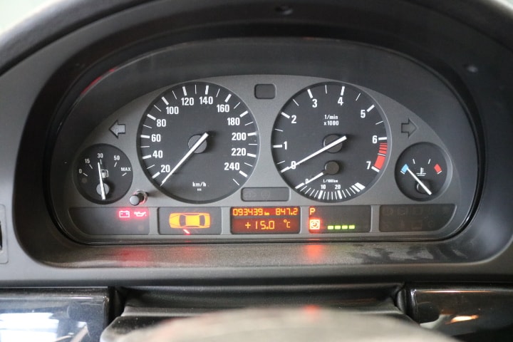 BMW 523i-image-20