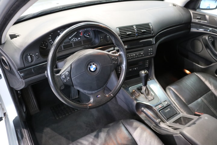BMW 523i-image-2