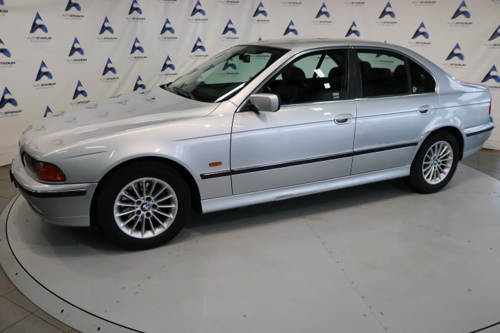 BMW 523i-image-7