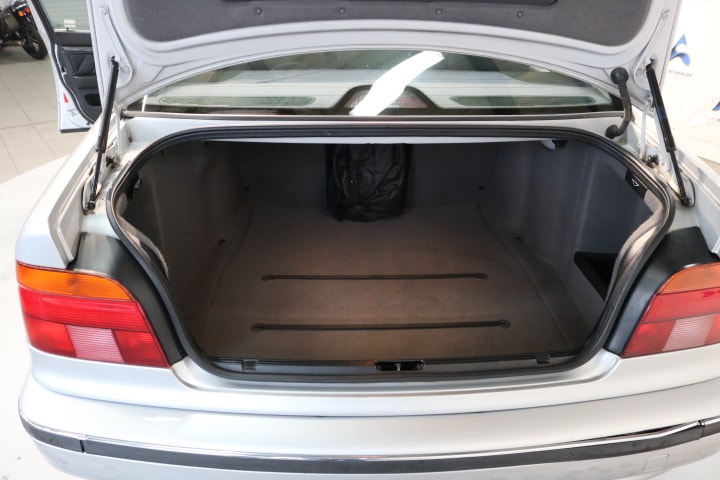 BMW 523i-image-26