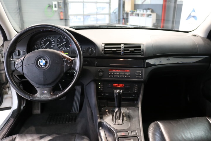 BMW 523i-image-22