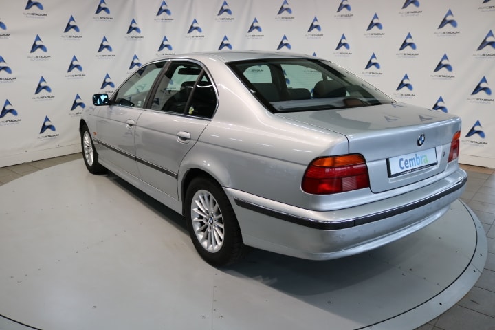 BMW 523i-image-10
