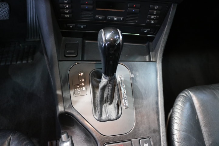 BMW 523i-image-18