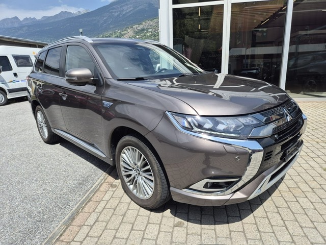 MITSUBISHI Outlander 2.4 PHEV Diamond 4WD Automatic-image-1