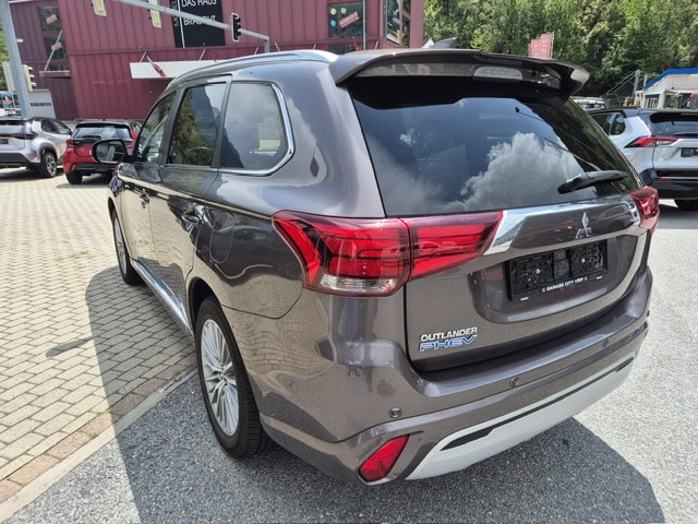 MITSUBISHI Outlander 2.4 PHEV Diamond 4WD Automatic-image-2