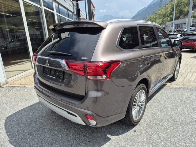 MITSUBISHI Outlander 2.4 PHEV Diamond 4WD Automatic-image-3