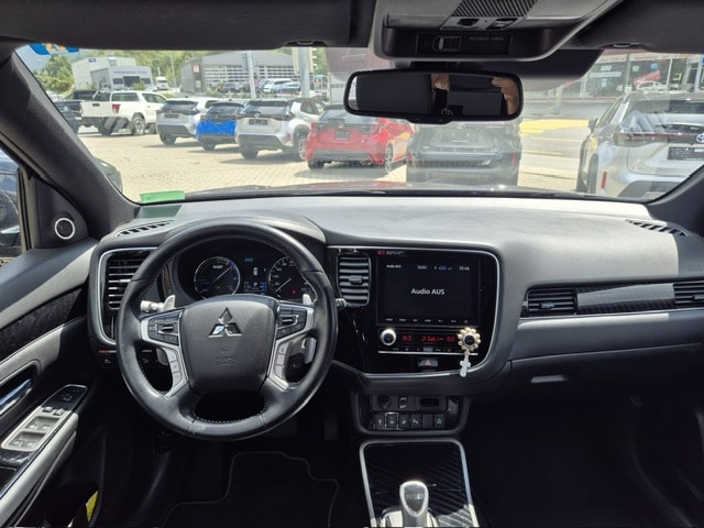MITSUBISHI Outlander 2.4 PHEV Diamond 4WD Automatic-image-4