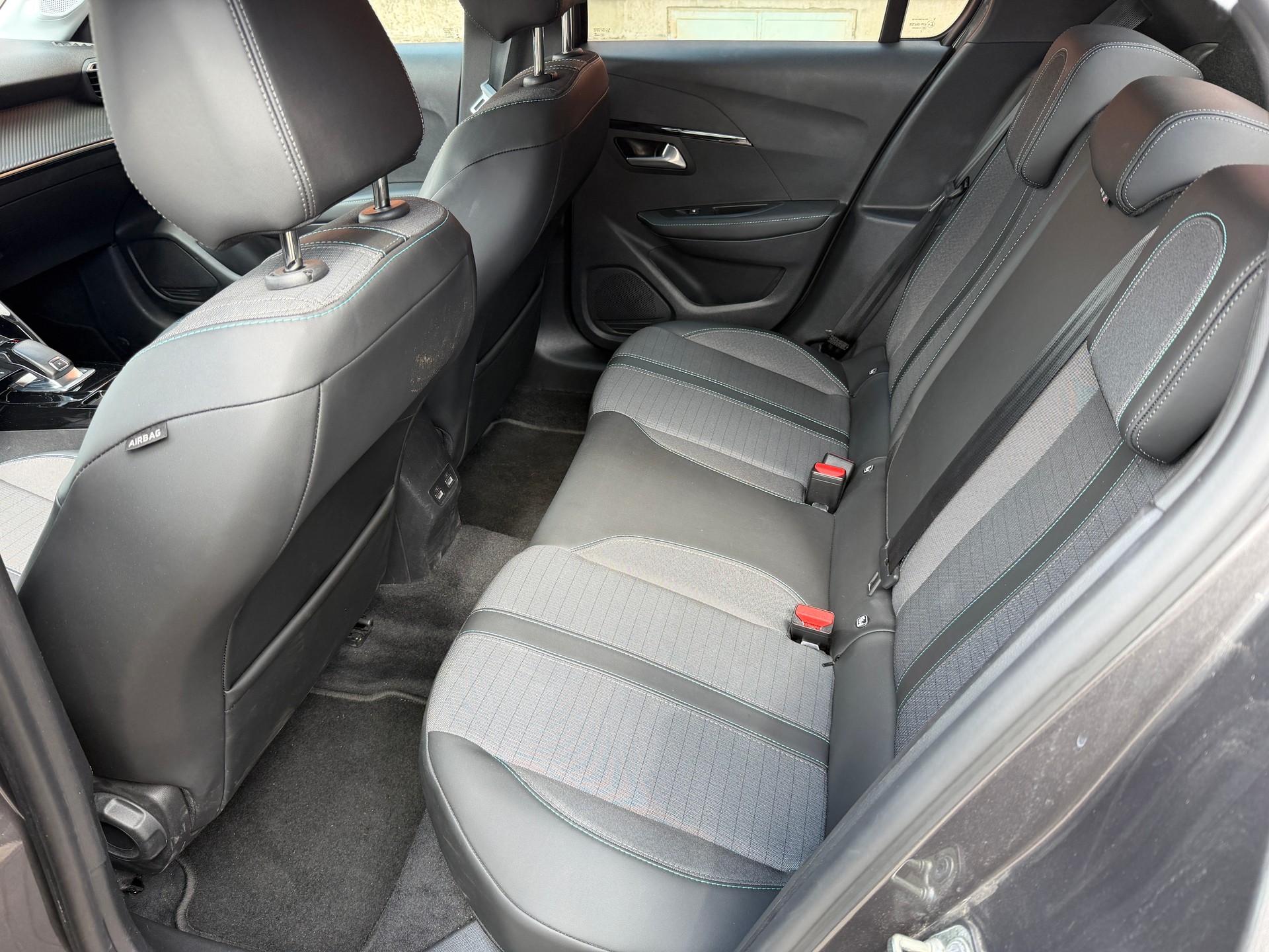 PEUGEOT 208 1.2 PureTech Active Pack EAT8-image-10