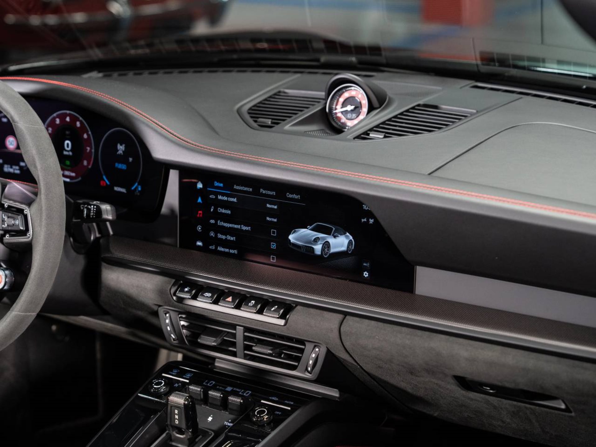 PORSCHE 911 Carrera 4 GTS Cabriolet-image-12