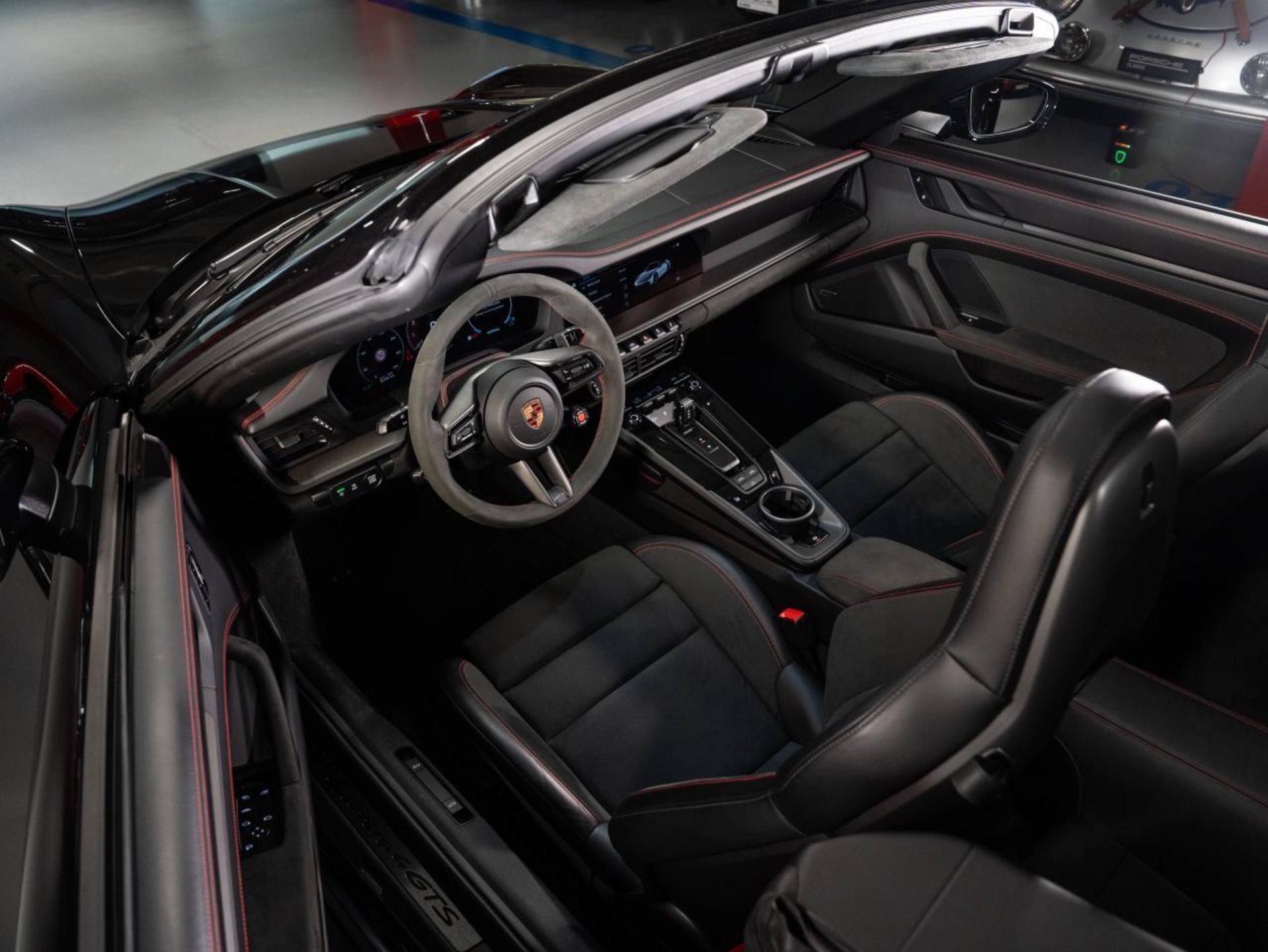 PORSCHE 911 Carrera 4 GTS Cabriolet-image-24