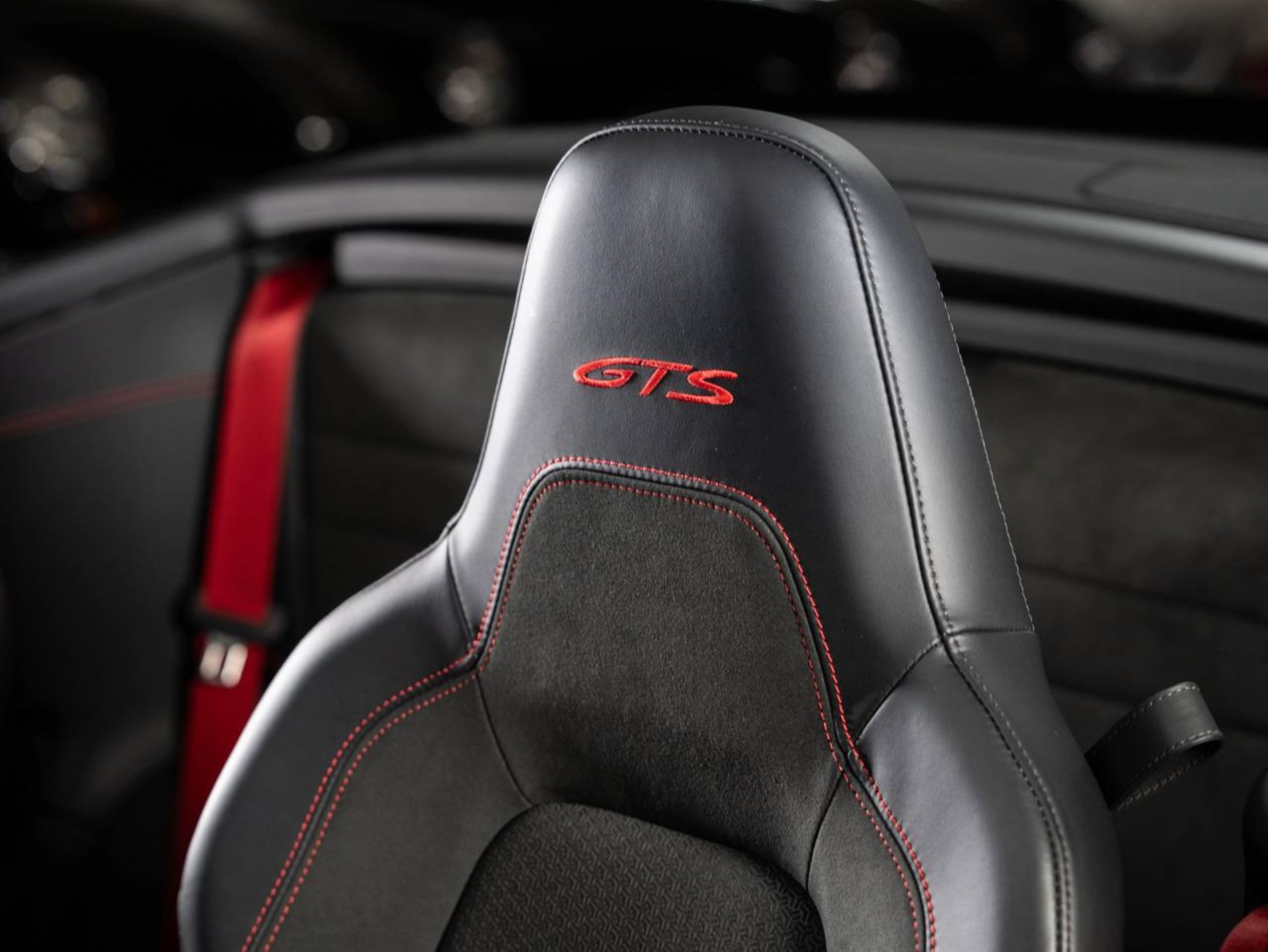 PORSCHE 911 Carrera 4 GTS Cabriolet-image-17