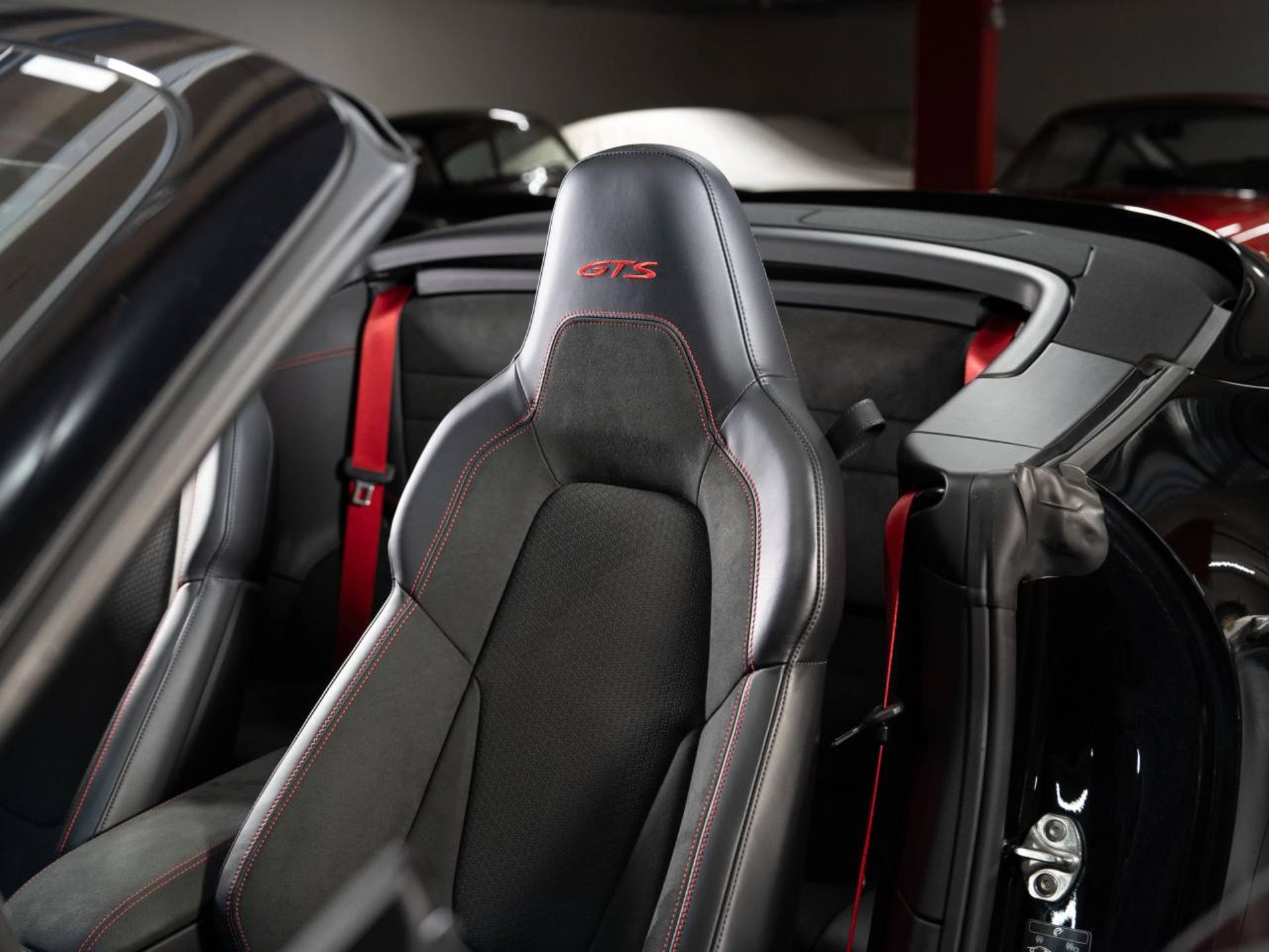 PORSCHE 911 Carrera 4 GTS Cabriolet-image-16