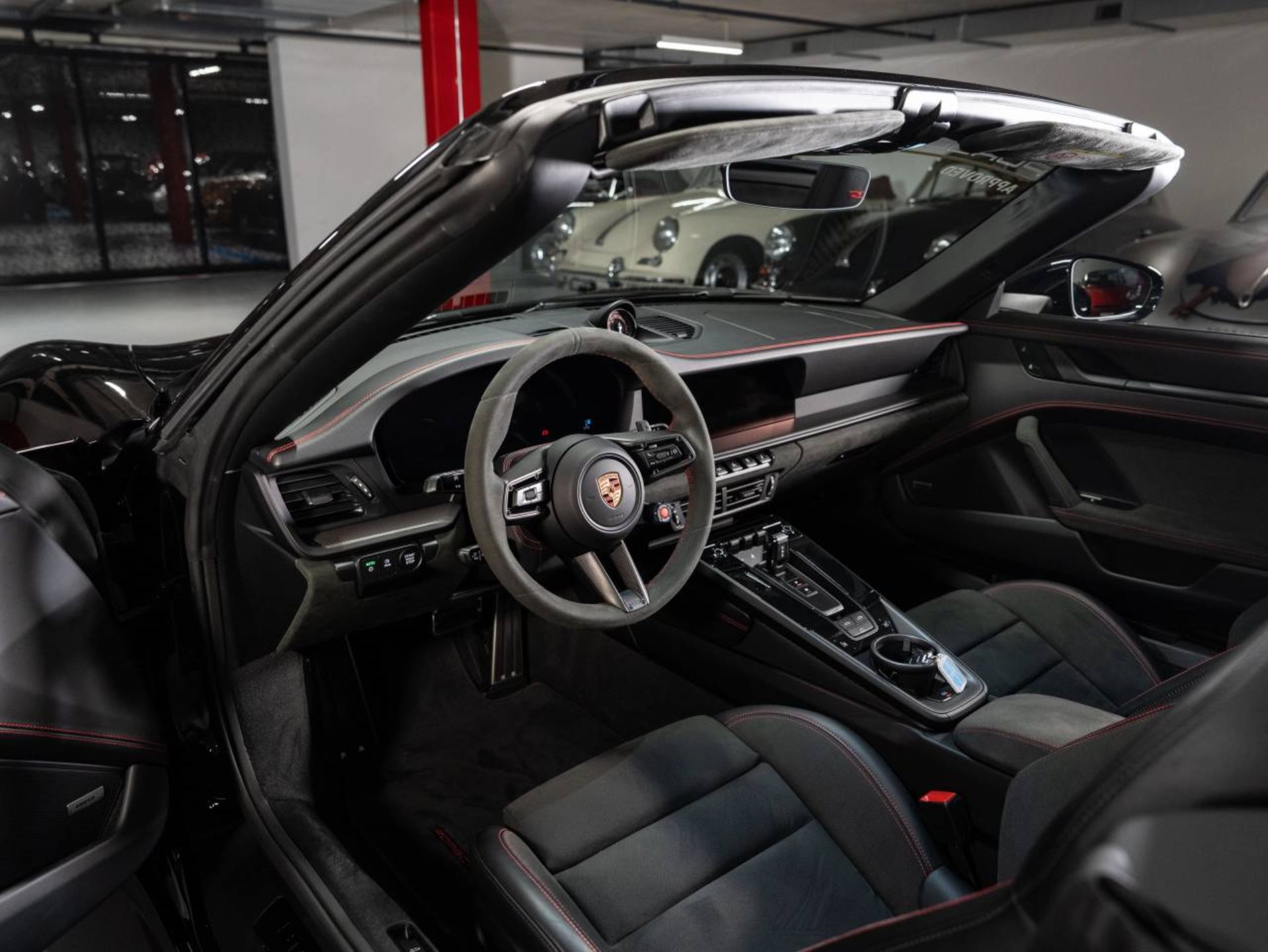 PORSCHE 911 Carrera 4 GTS Cabriolet-image-10